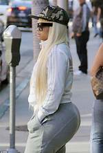 Celebrities with 40 Inch Hips