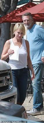 Kenny Loggins’ Girlfriend Lisa Hawkins Age and Birthday – How Old?